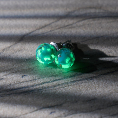 Himmelblau | 925er Sterlingsilber | Mini-Glühwürmchen-Ohrstecker aus Glas